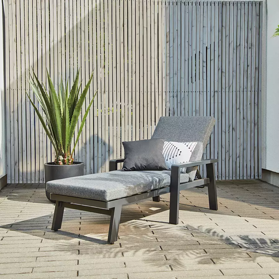 Soglio Chaise Lounge